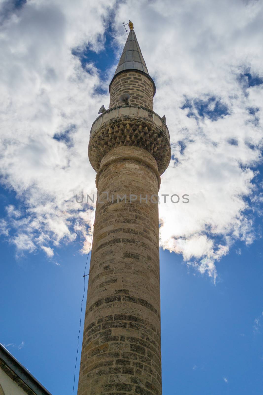 Minaret pointing at the sky by rmbarricarte