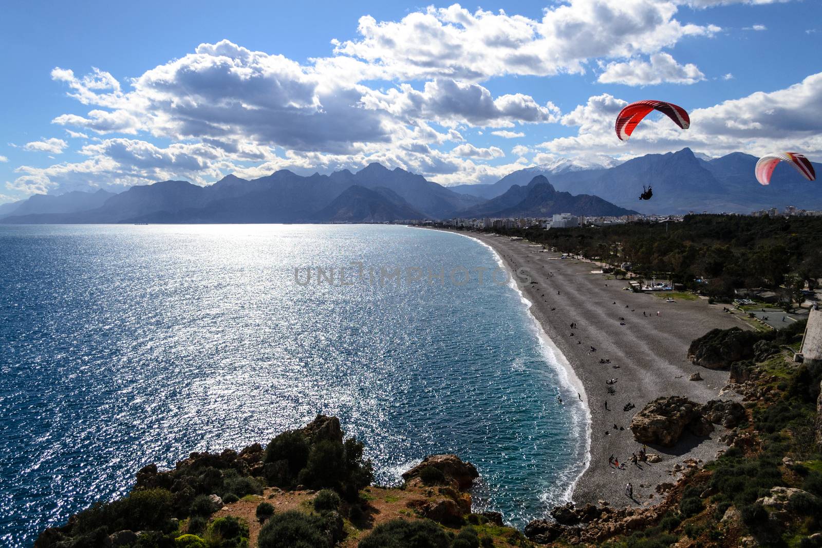 Paragliding by the Mediterranean by rmbarricarte