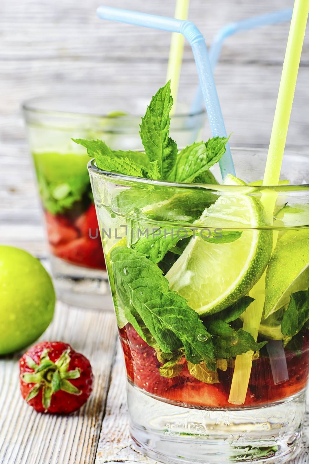 Popular summer alcoholic cocktail with rum,lime and mint.