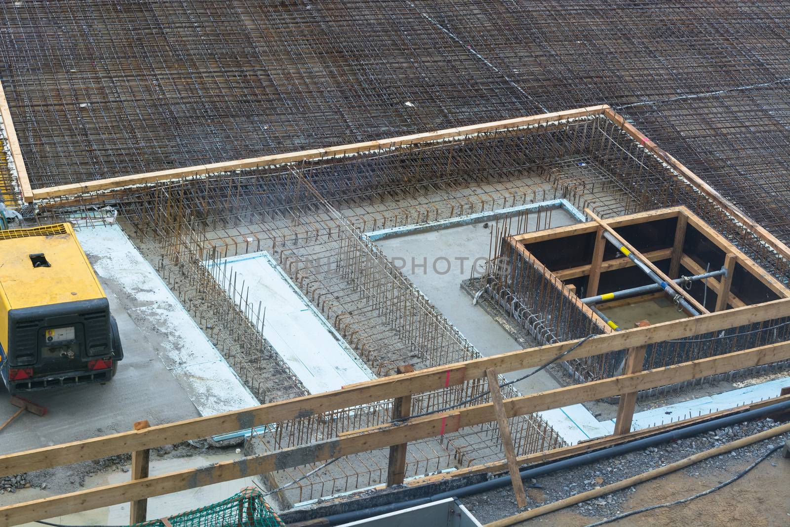 Foundation building of steel and concrete for the construction of an apartment building with underground parking.