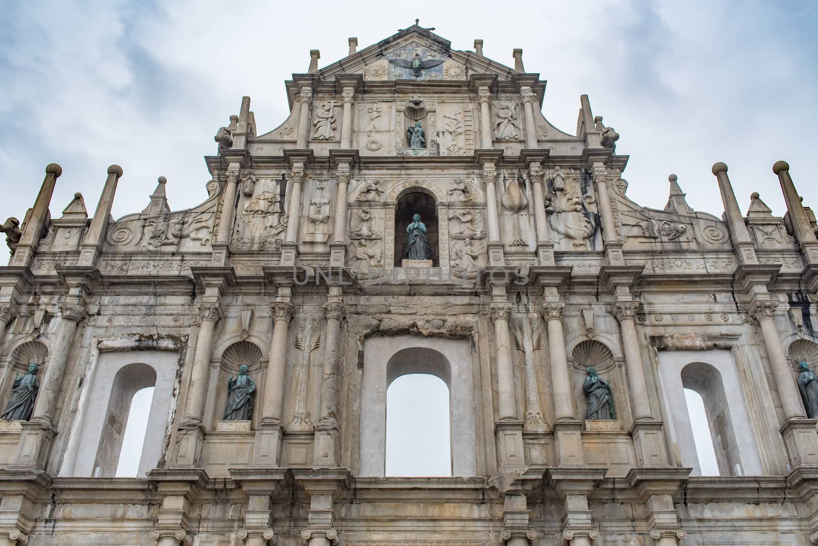 Ruins of Saint Paul's Cathedral by MCVSN