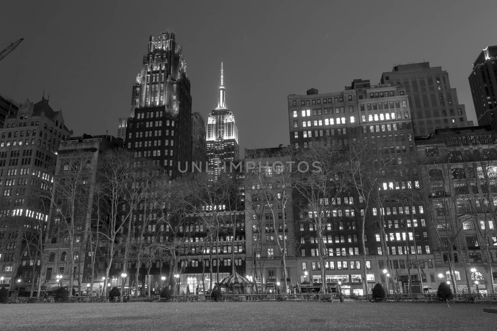 Empire State bulding from Bryant park in black and white by rmbarricarte