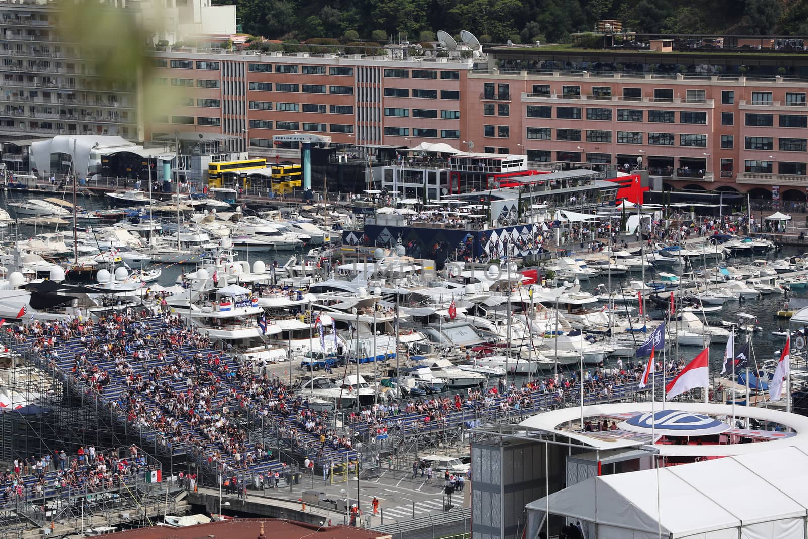 Many Spectators watch the F1 Monaco Grand Prix 2016 by bensib