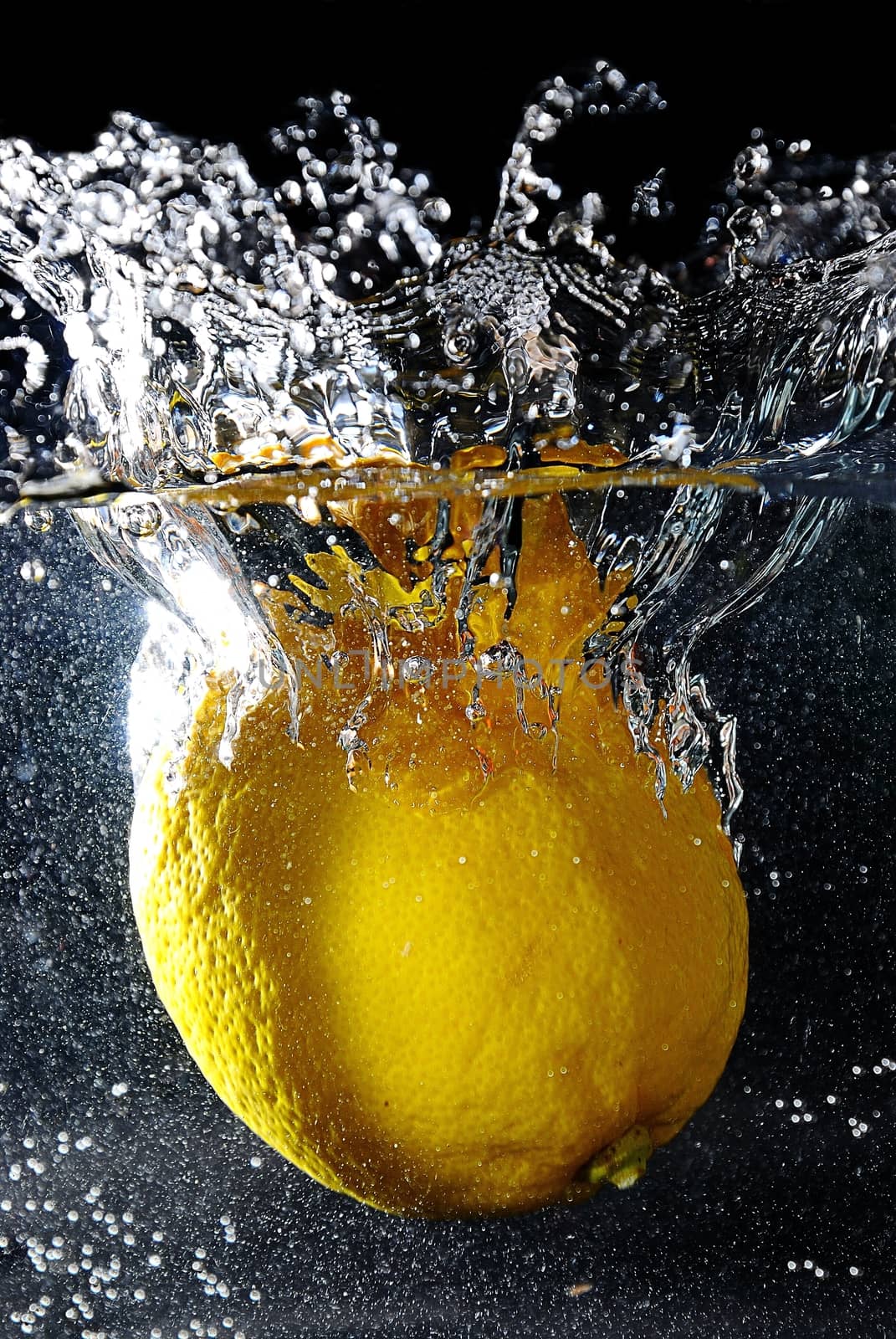 Lemon under water by hamik