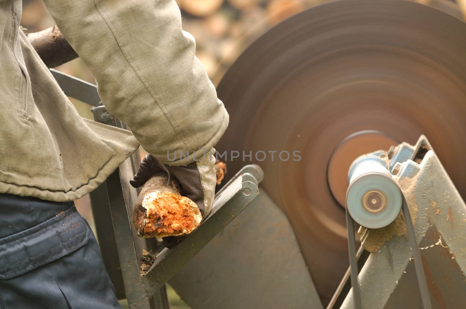 Man working with the circular saw.