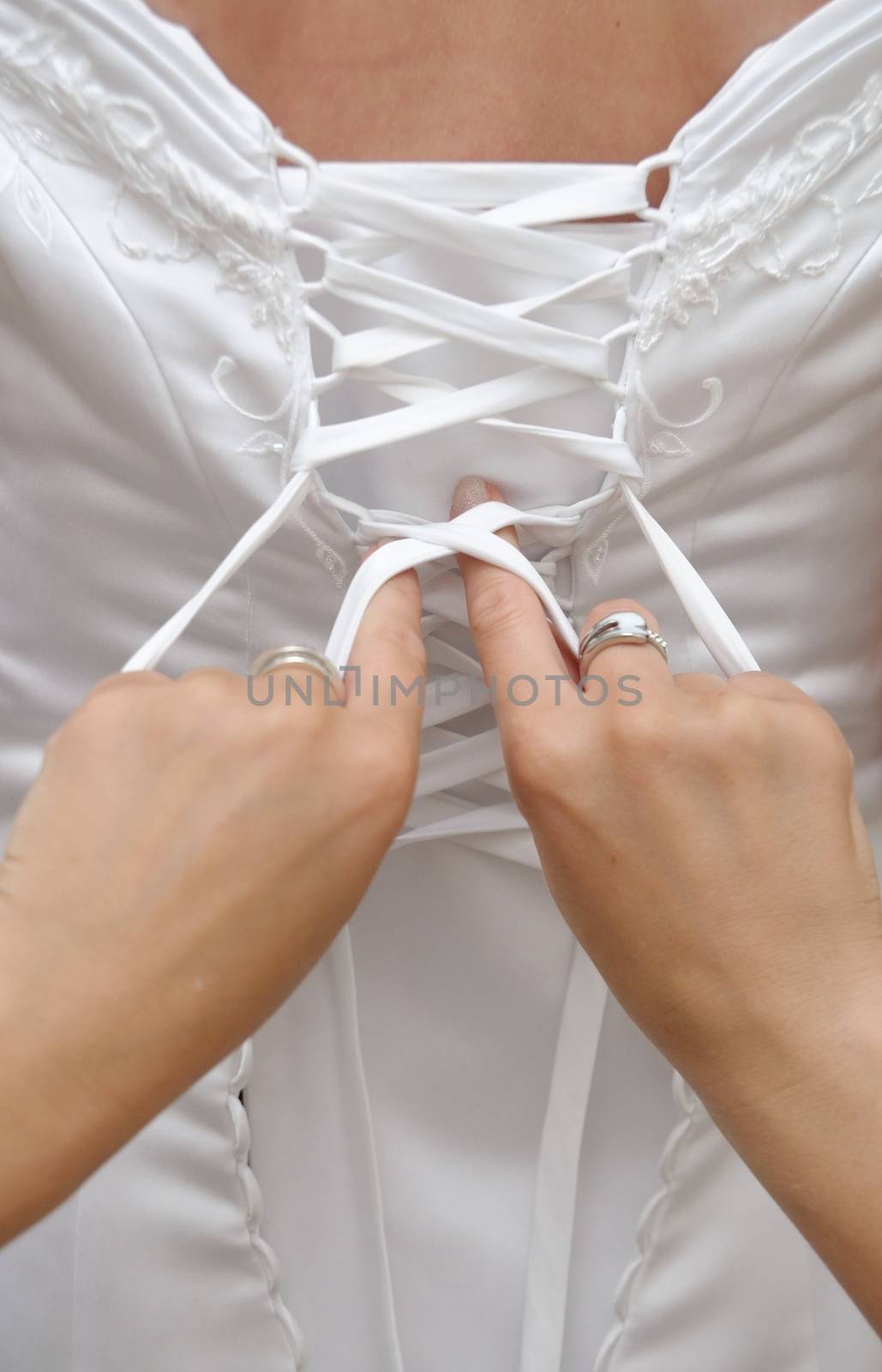 Lacing the wedding dress by hamik
