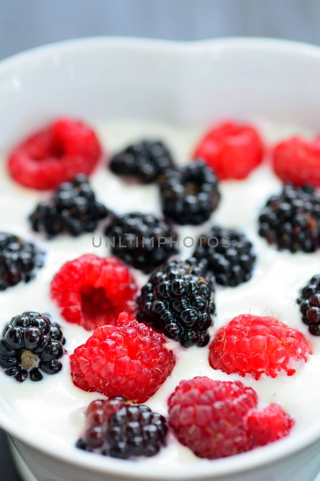 Blackberry and raspberry in the white yogurt.