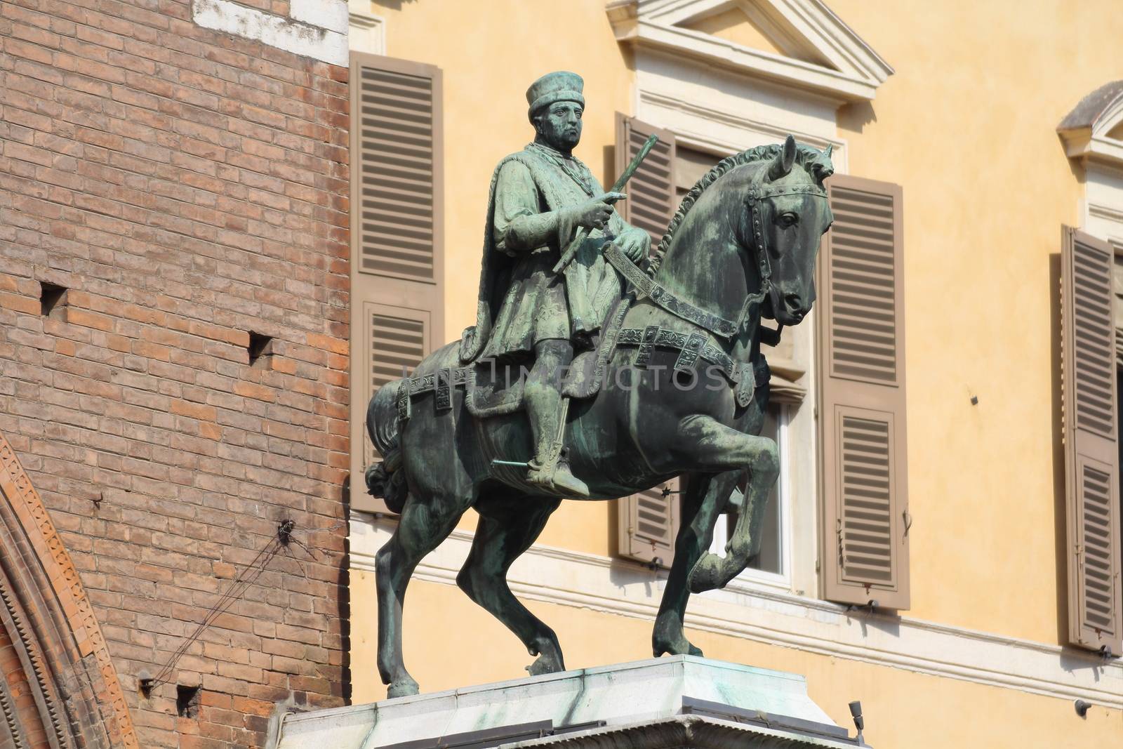 Duke Nicholas II d'Este greets the crowd from his horse. Statue