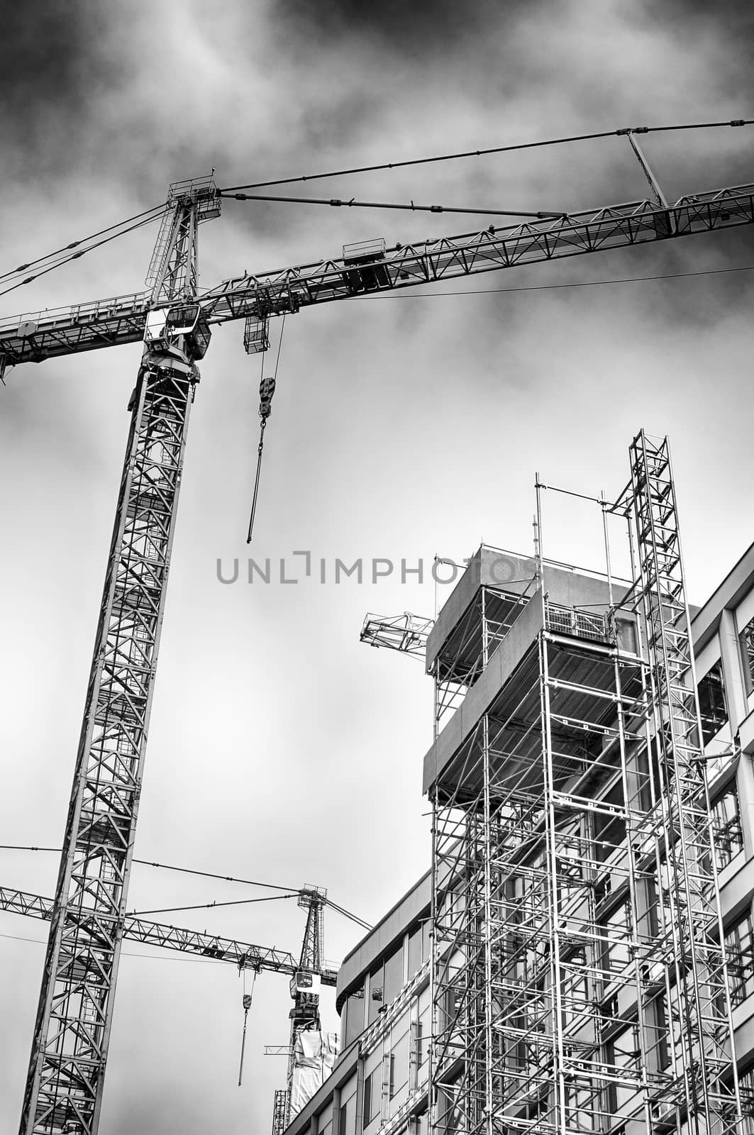 Construction of a modern building in black and white.
