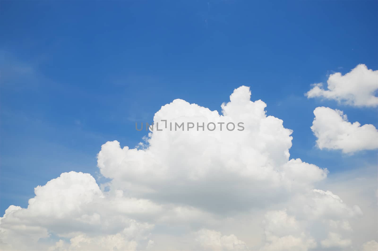 White puffy cumulus cloud on blue sky by eaglesky