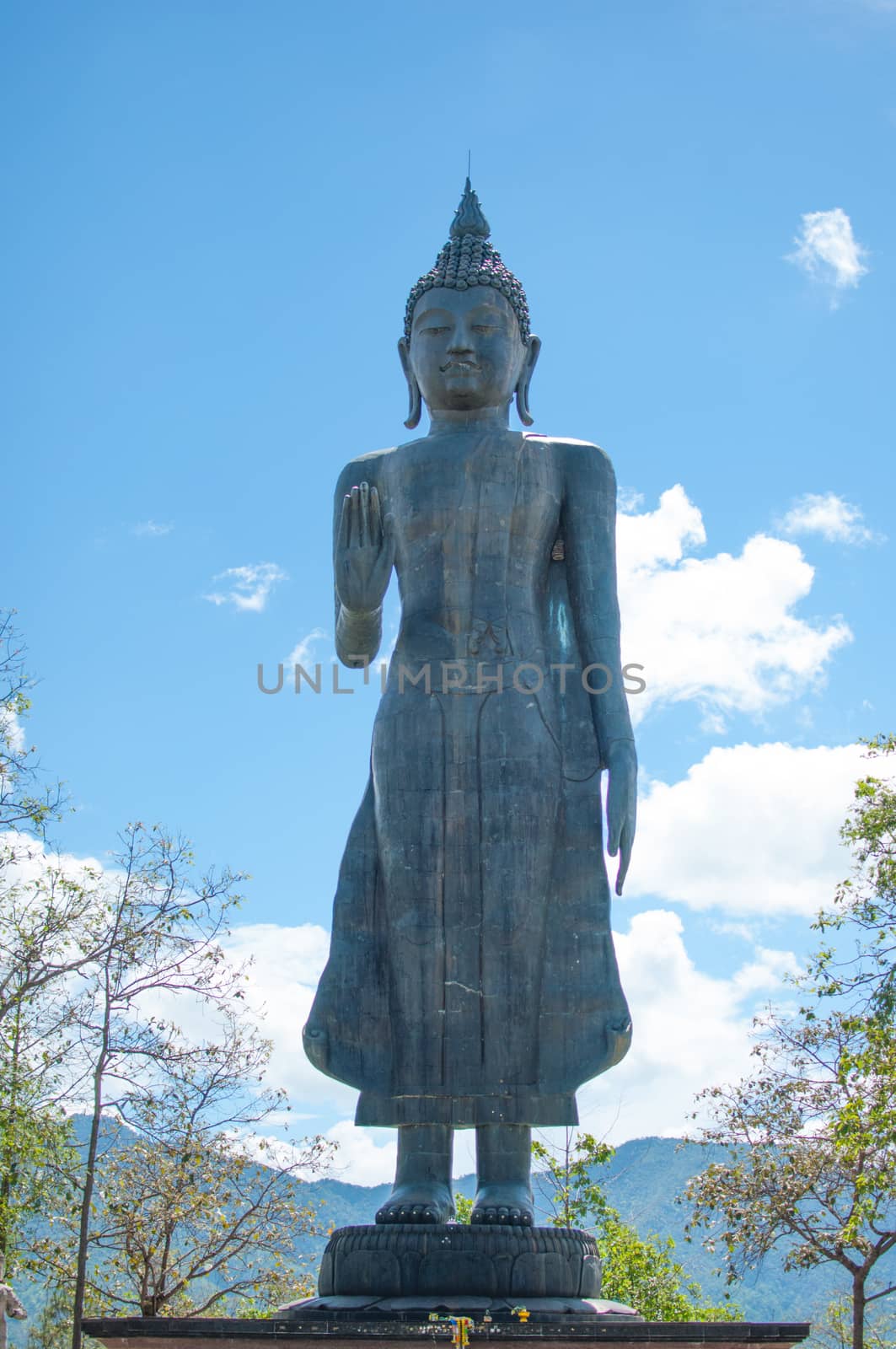 Buddha Leela The bronze statue of Buddha at the time of the King . With a height of 25 meters , the highest peak Tri enshrined . Measuring the analog Ram Tip drug treatment . San Pa Muang district , Muang . Phayao .
