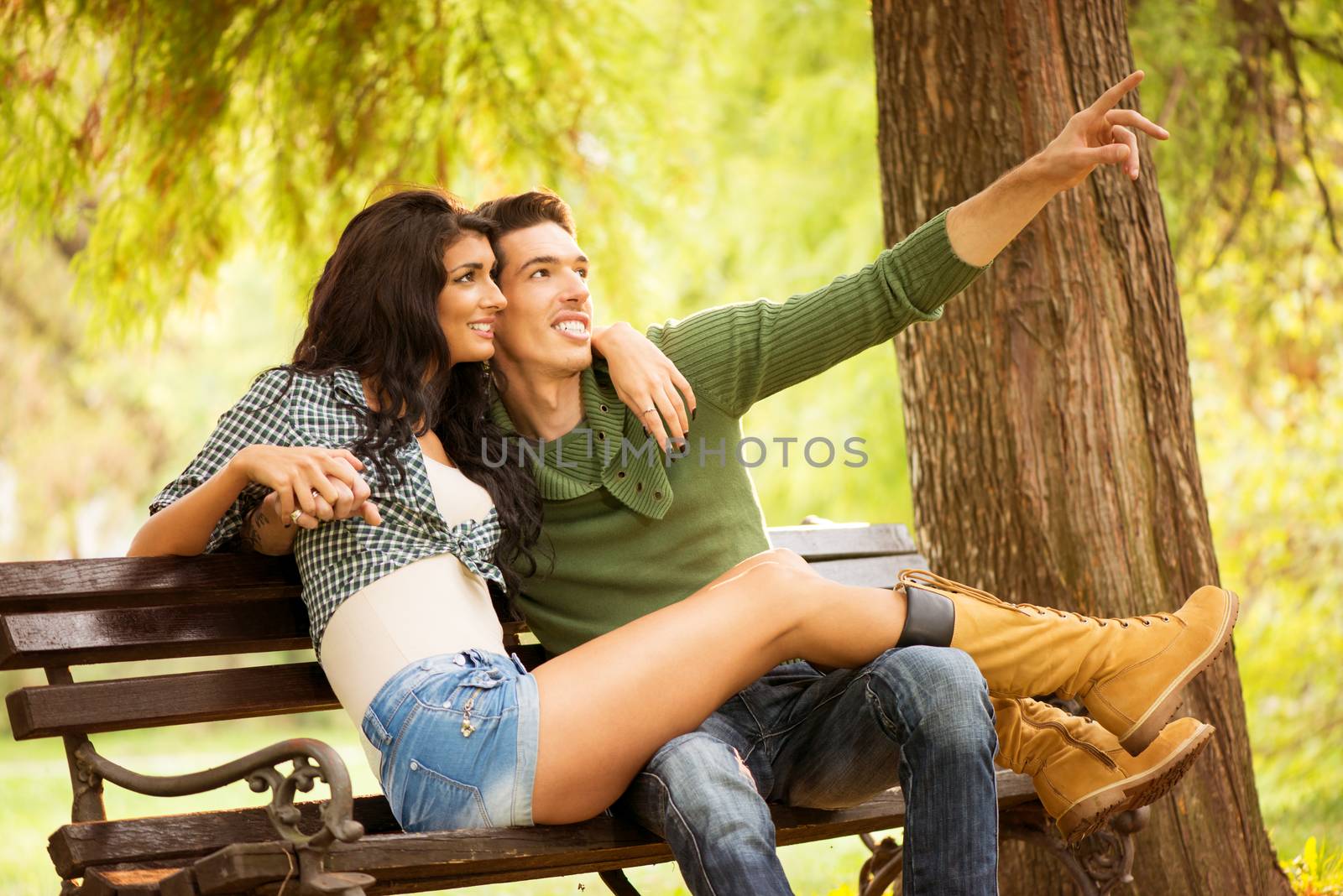 Молодая пара в парке на лавочке