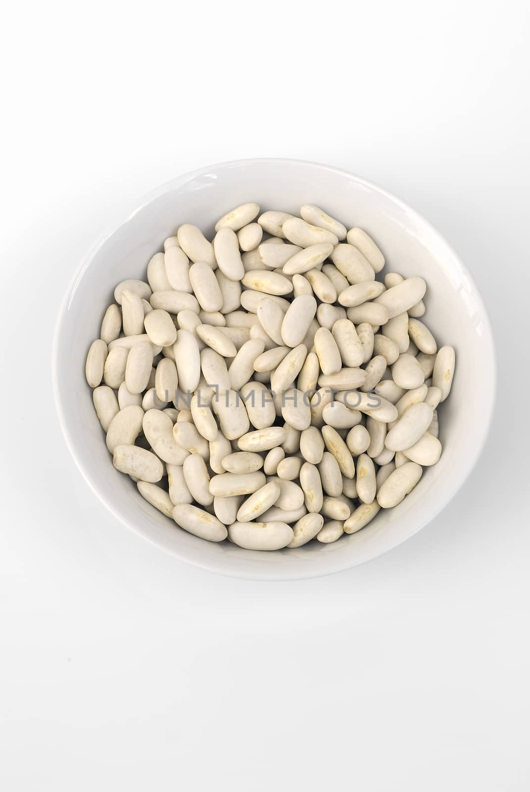 cannellini beans with white ceramic bowl