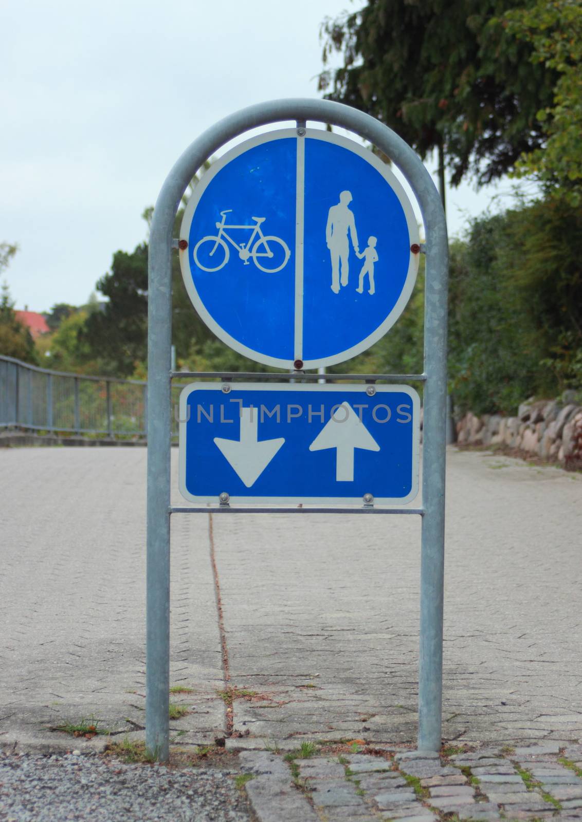 Sign to separate promenade and biking area with two way arrow