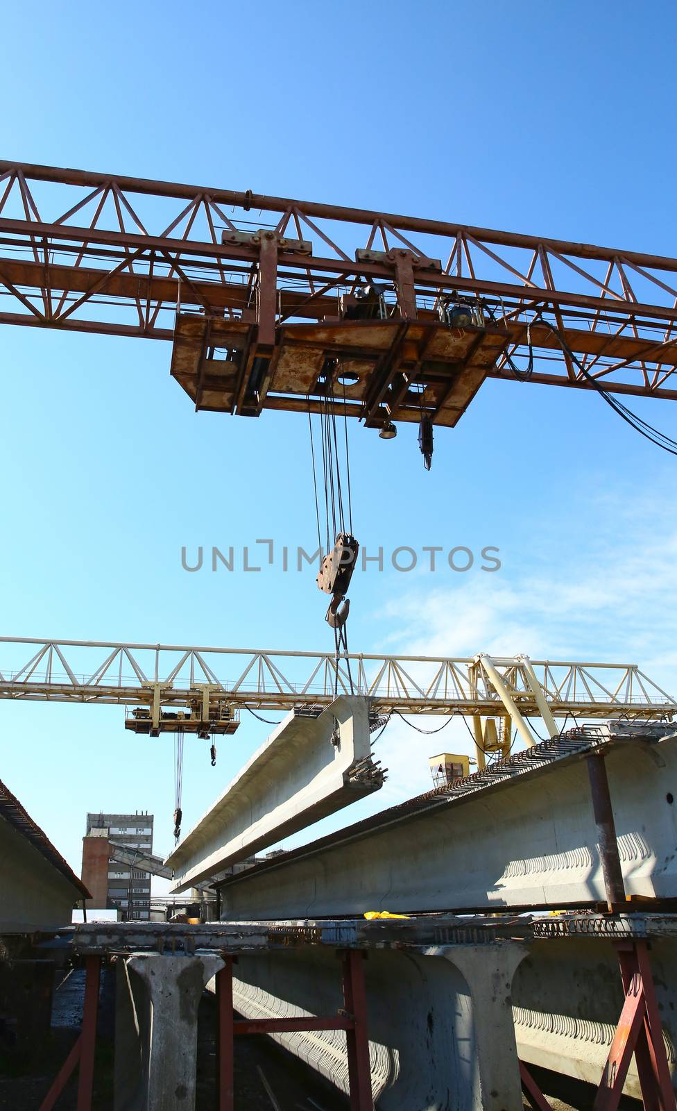 The concrete structure raise the crane by sergasx