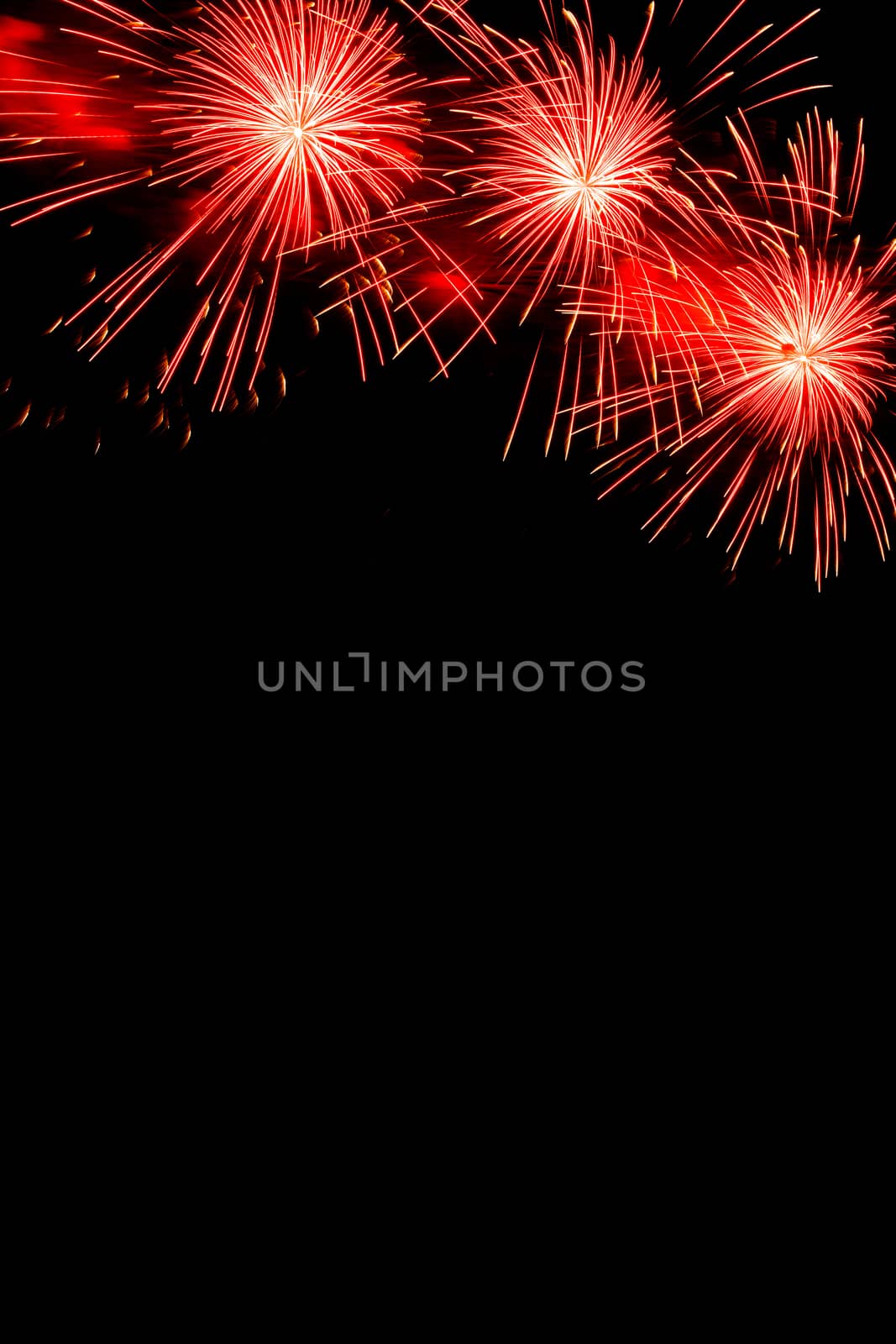 Fireworks light up the sky by jee1999