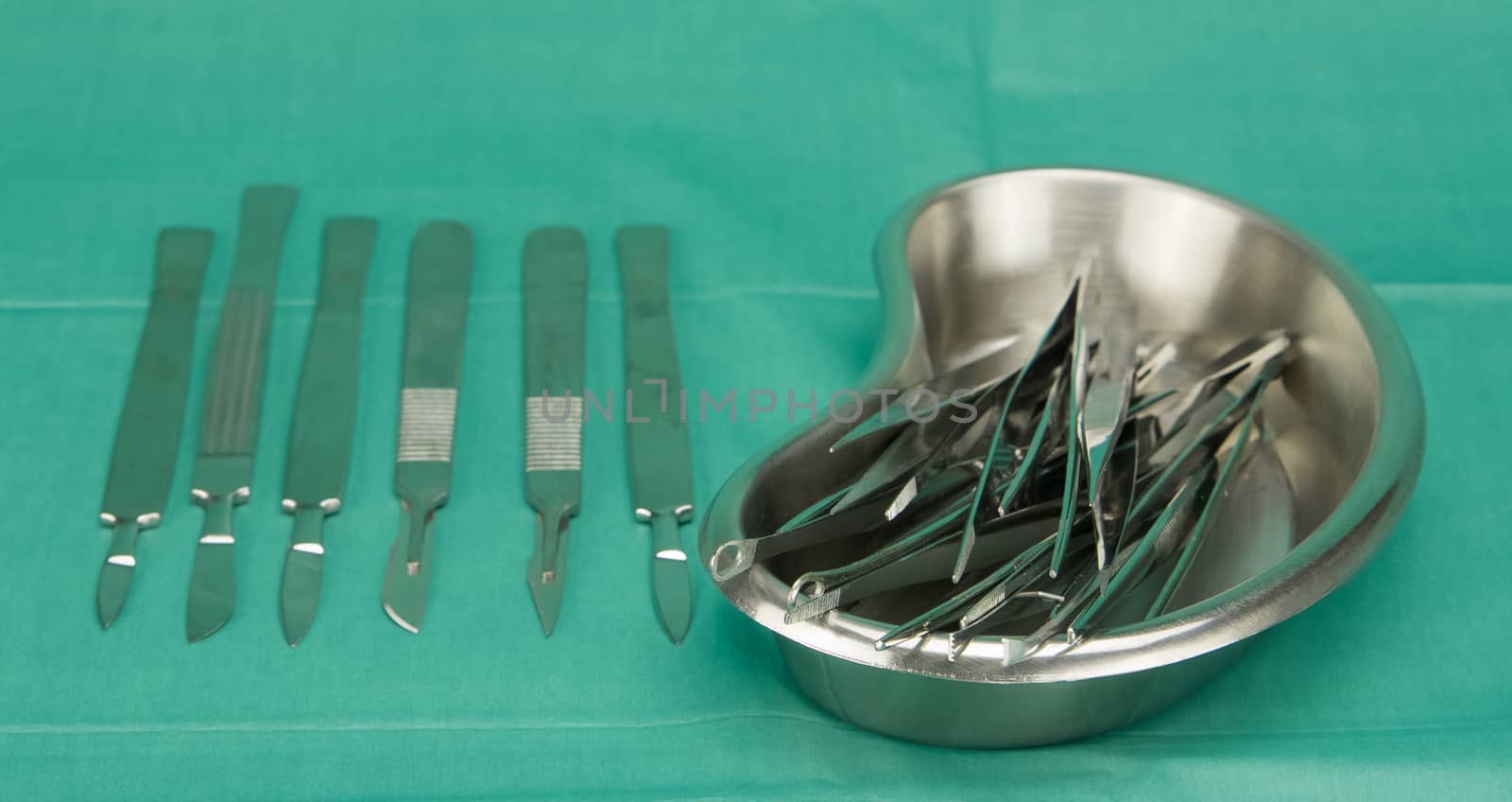 Forceps in kidney shape bowl and scalpel by ninun