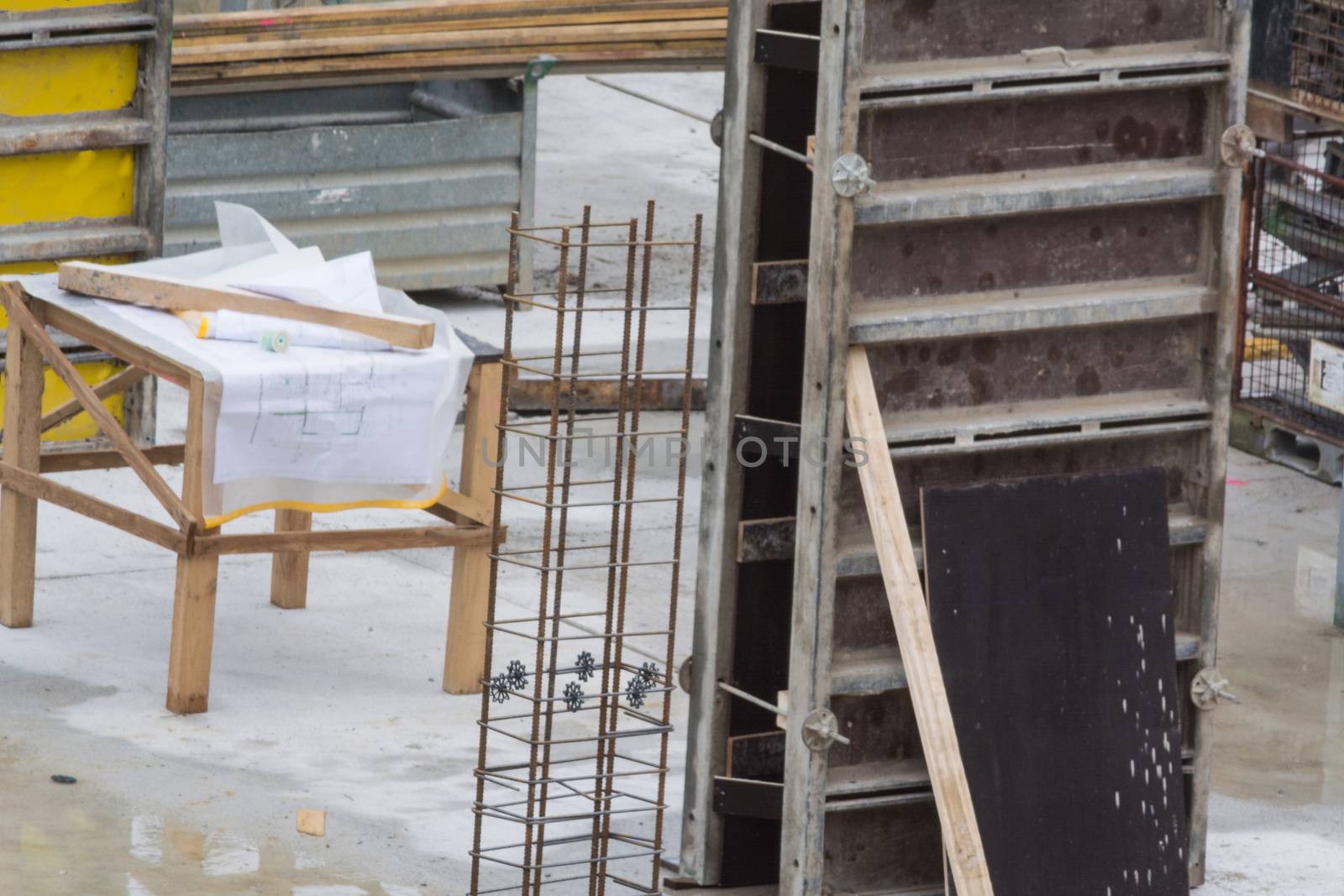 Foundation building of steel and concrete for the construction of an apartment building with underground parking.