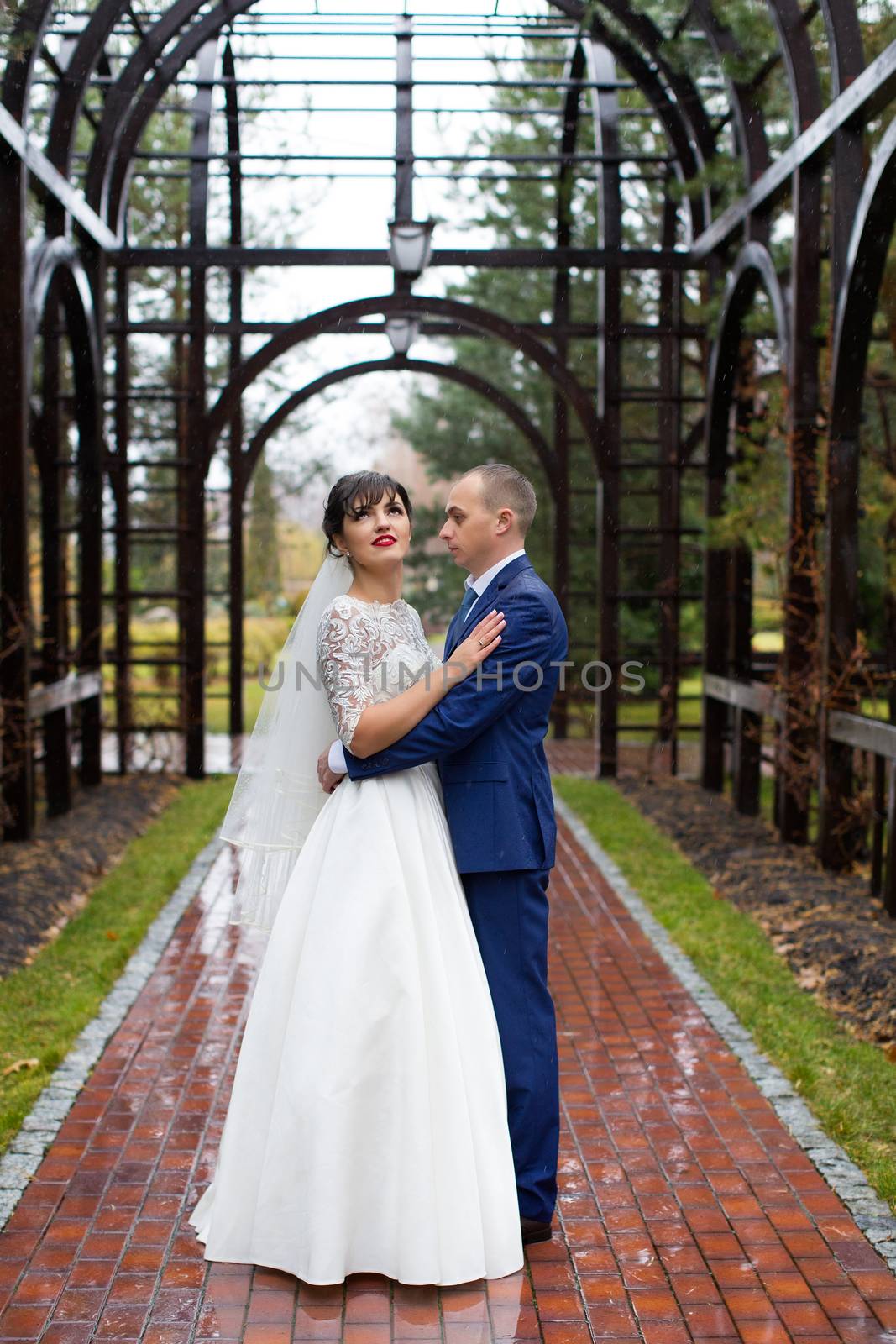 Bride and groom posing in the rain