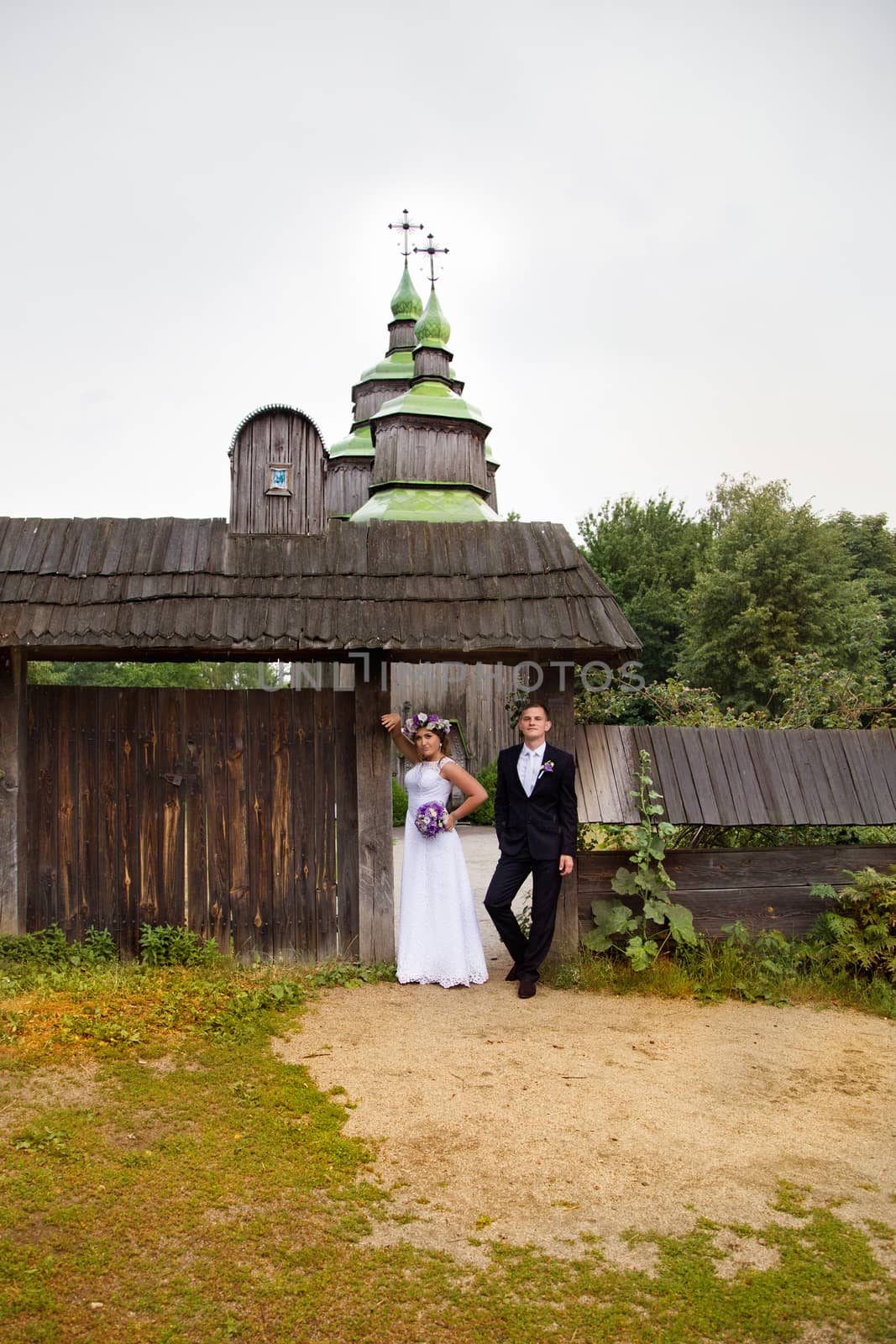  the groom lifted the bride, the newlyweds outside the city