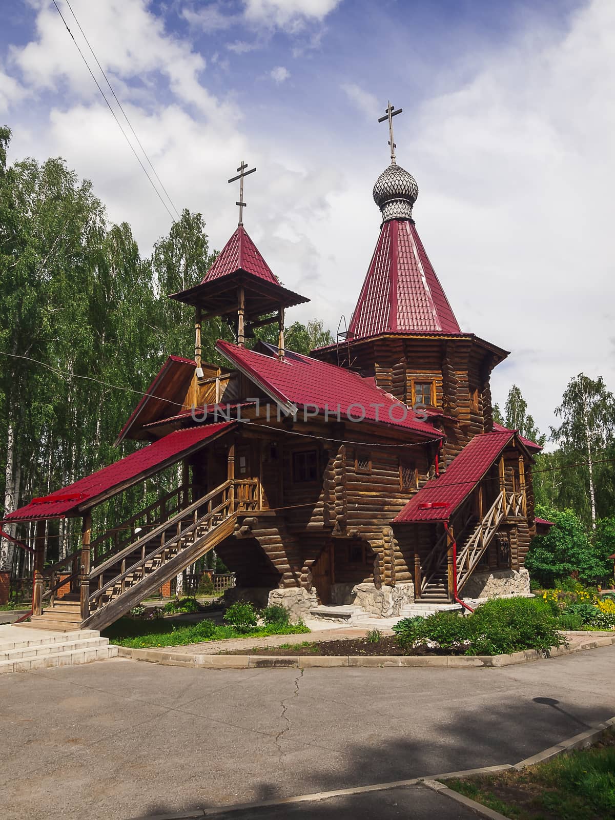 Небольшая, деревянная церковь.  Город Новоуральск, Свердловская область.