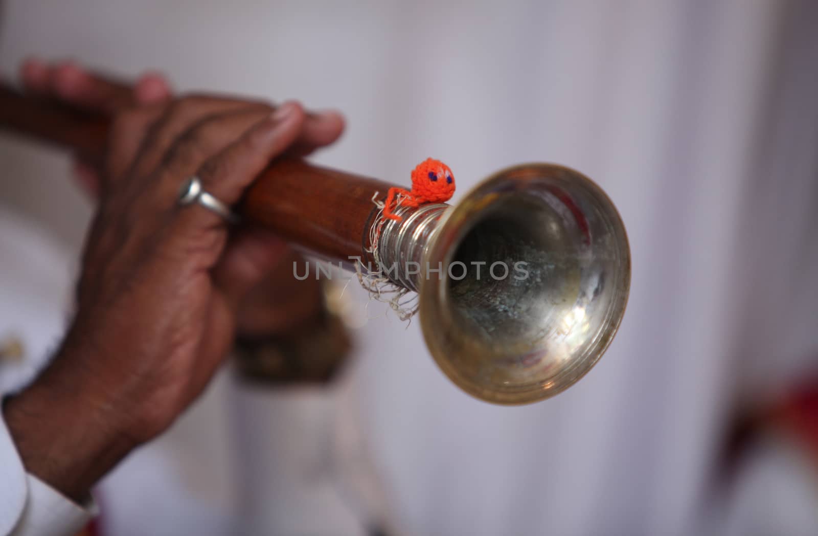 An ethnic Indian wind instrument called the been which plays a monotonous note.