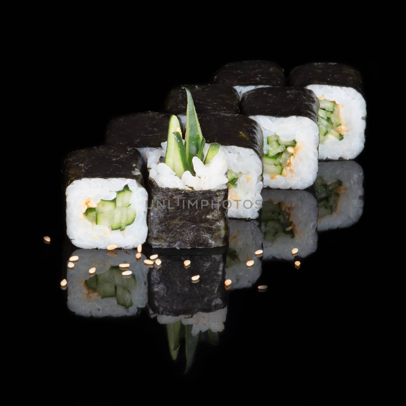 Sushi rolls with cucumber by kzen