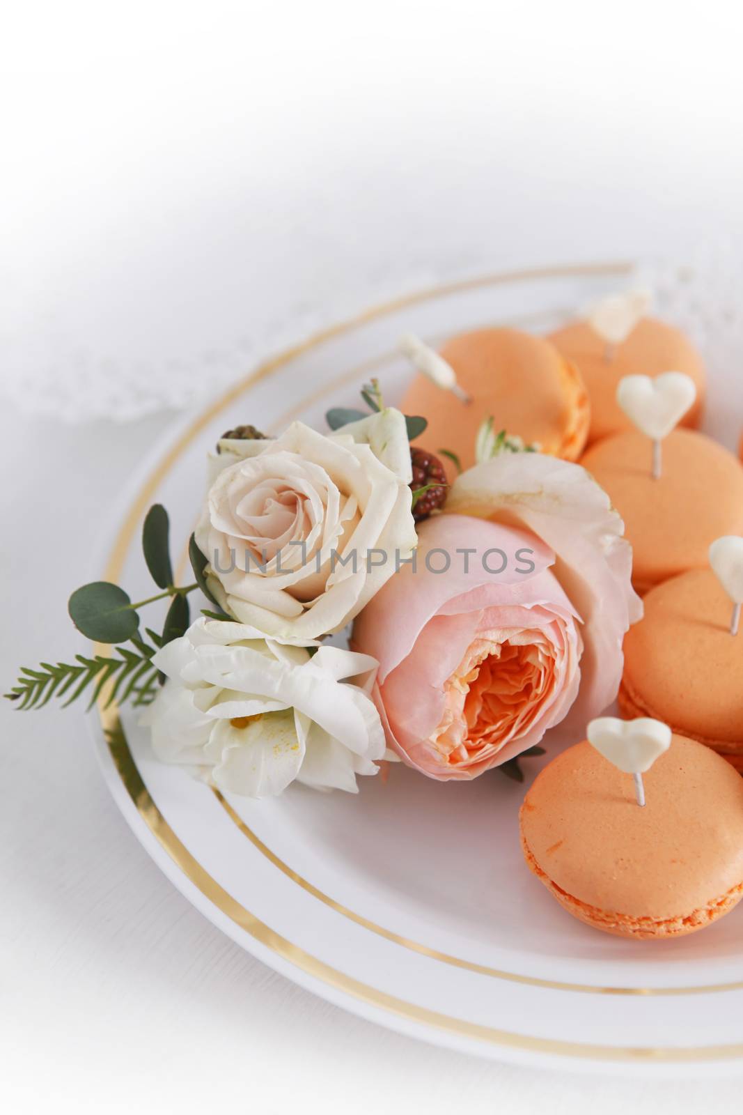 Cakes and boutonniere with roses 