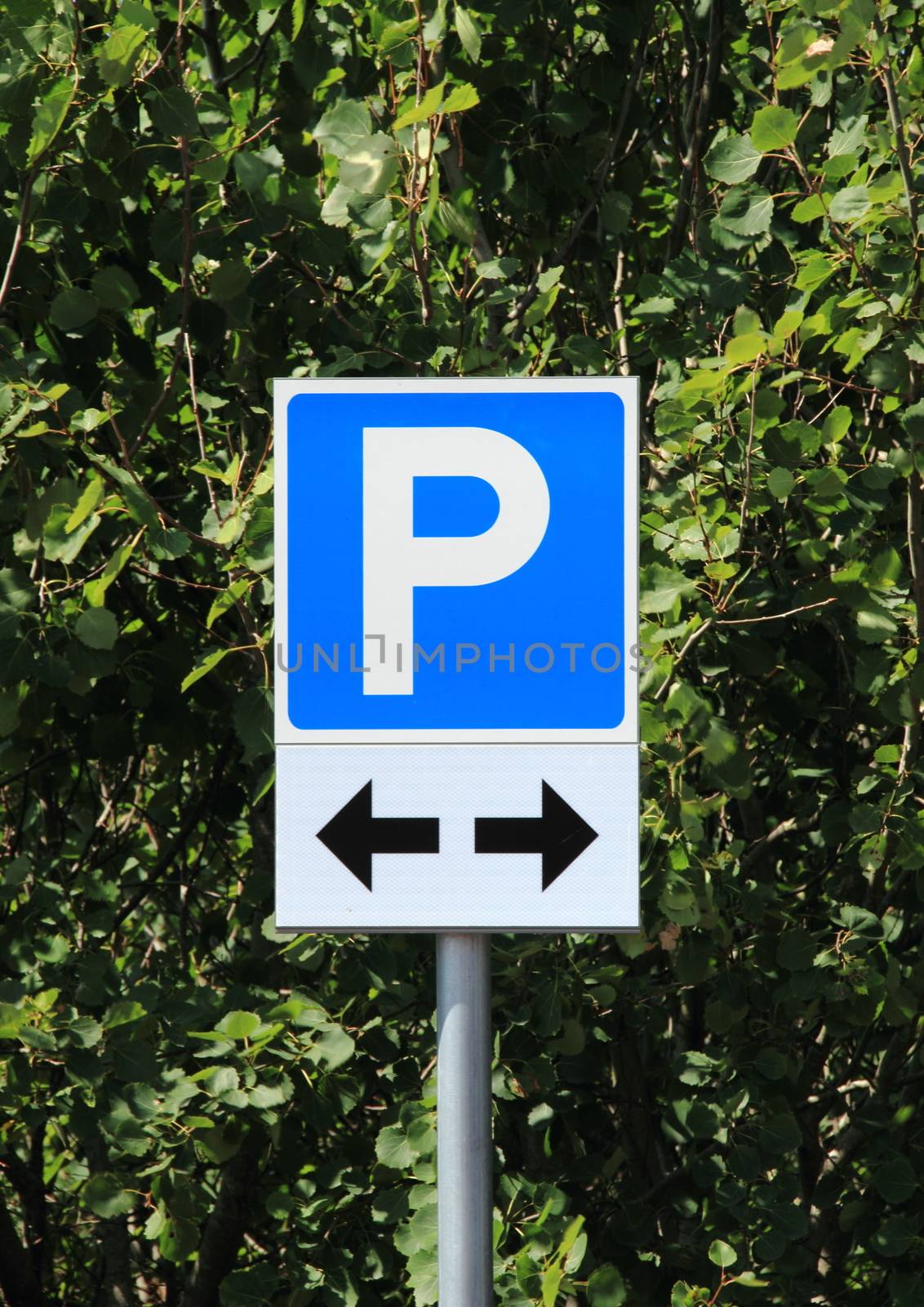 Parking sign with two black direction arrows