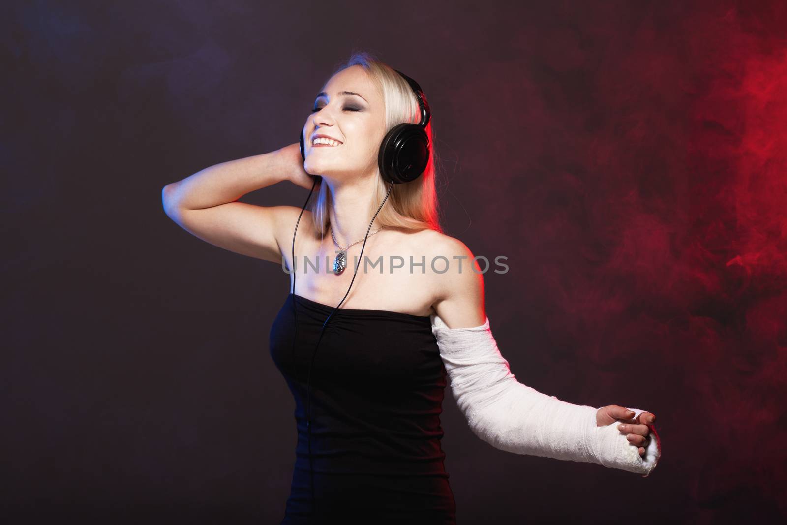 girl dancing with broken arm and headphones by kokimk