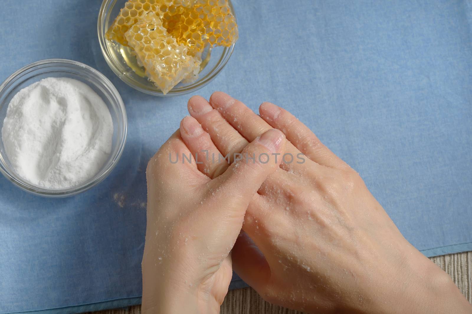 Cleening skin with baking soda and honey