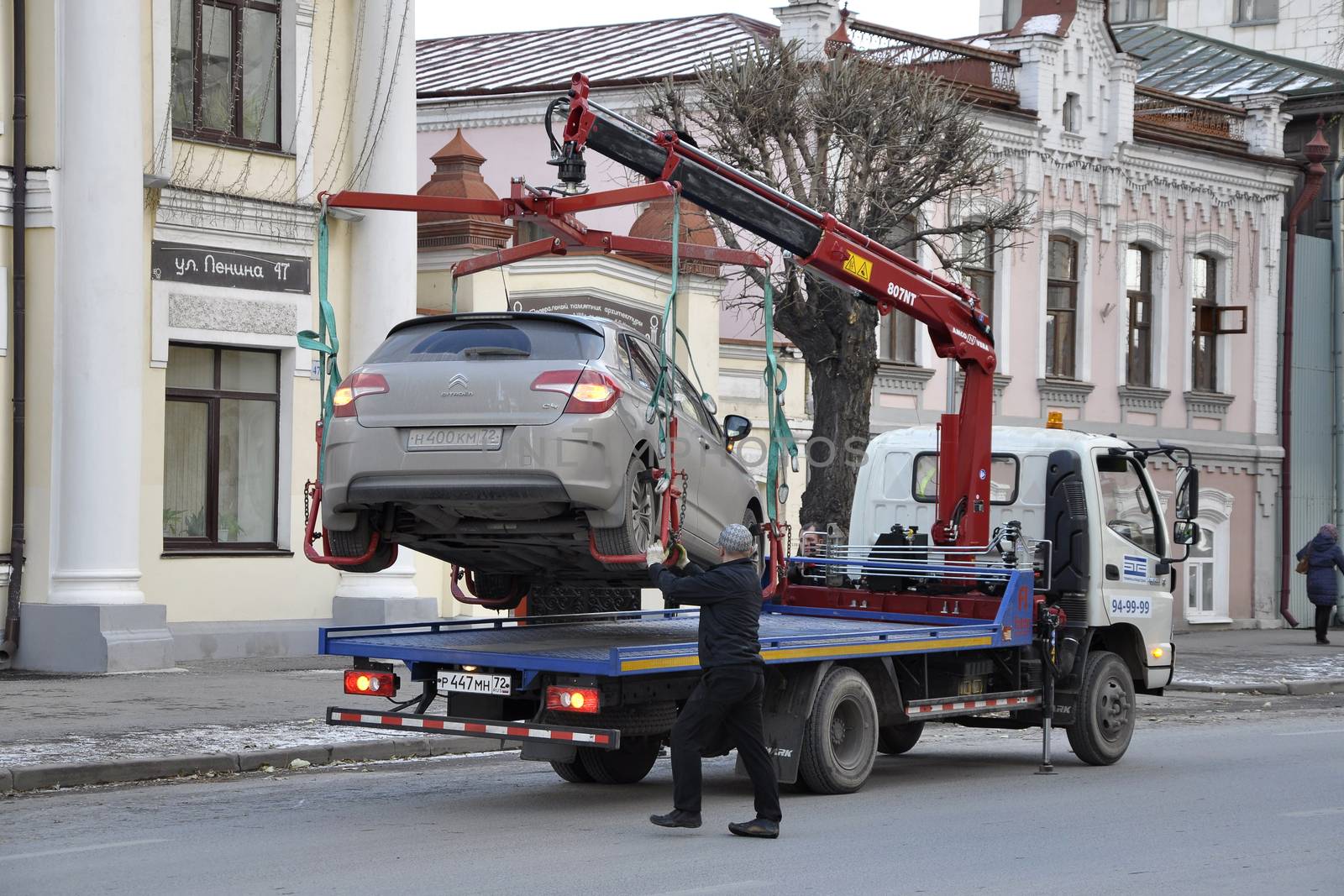 Loading of the car on the autowrecker for the wrong parking. by veronka72