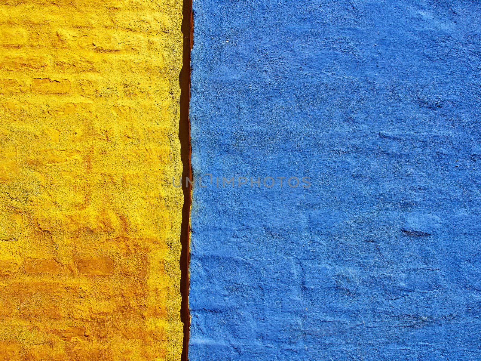 Blue and yellow wall by Ronyzmbow