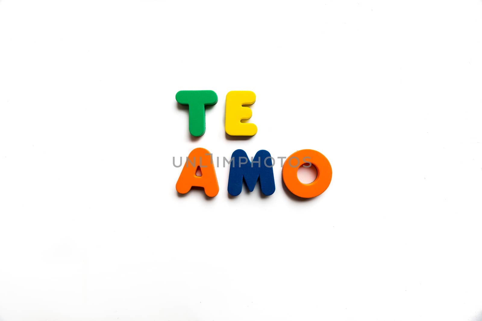 Te amo in white background