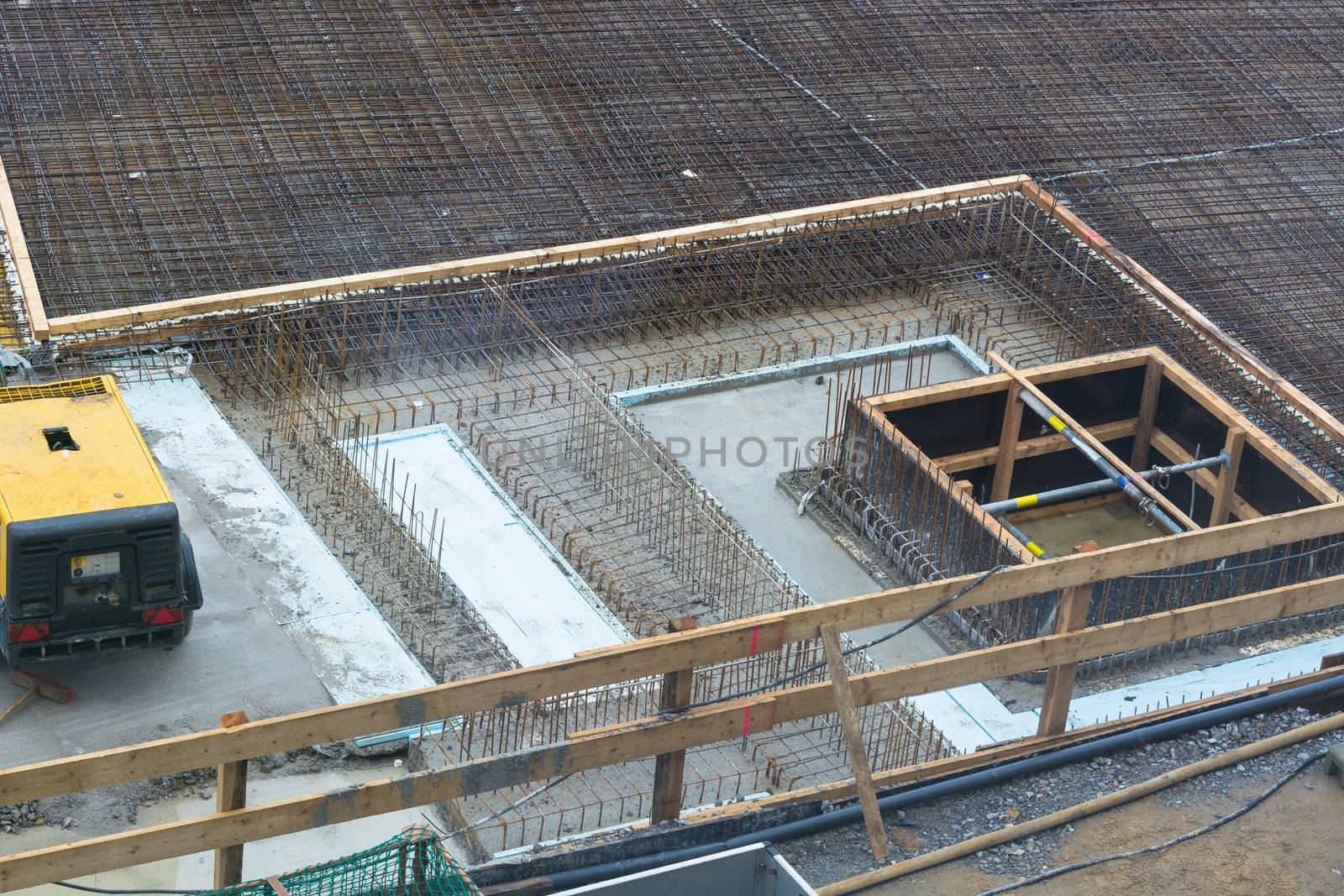 Foundation building of steel and concrete for the construction of an apartment building with underground parking.
