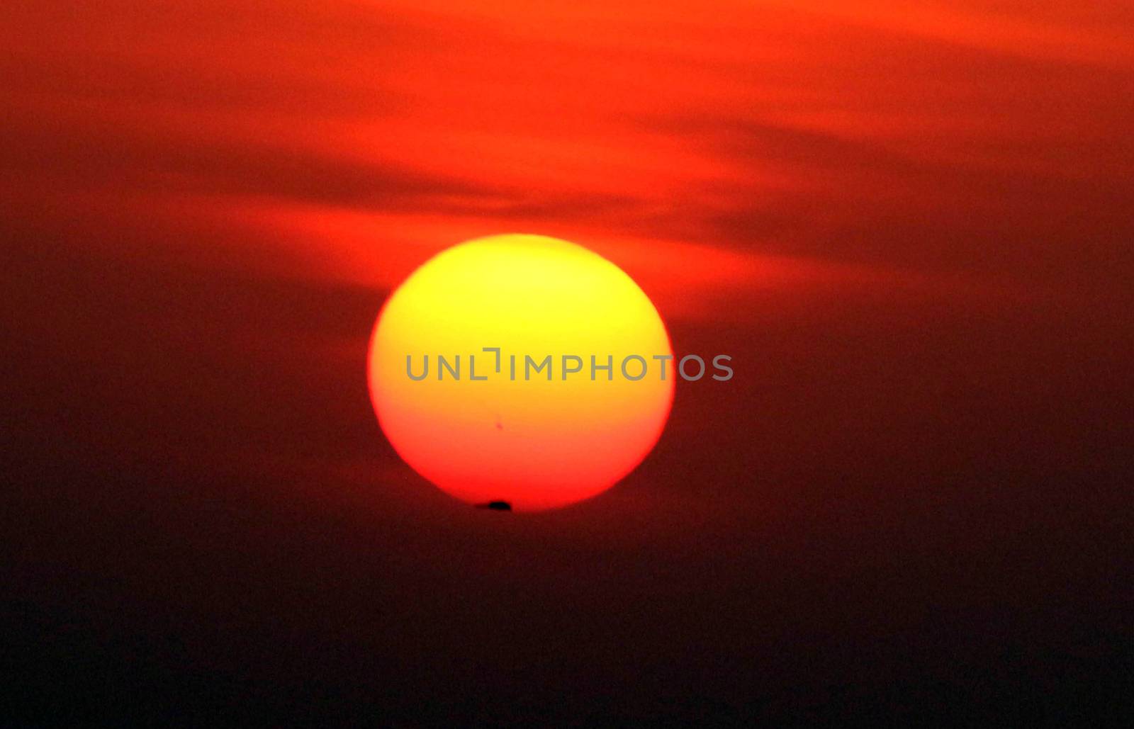 PAKISTAN, Karachi: As New Year's Eve celebrations carry on worldwide, the last sunset of the year turns the skies crimson red in Karachi, Pakistan on December 31, 2015.