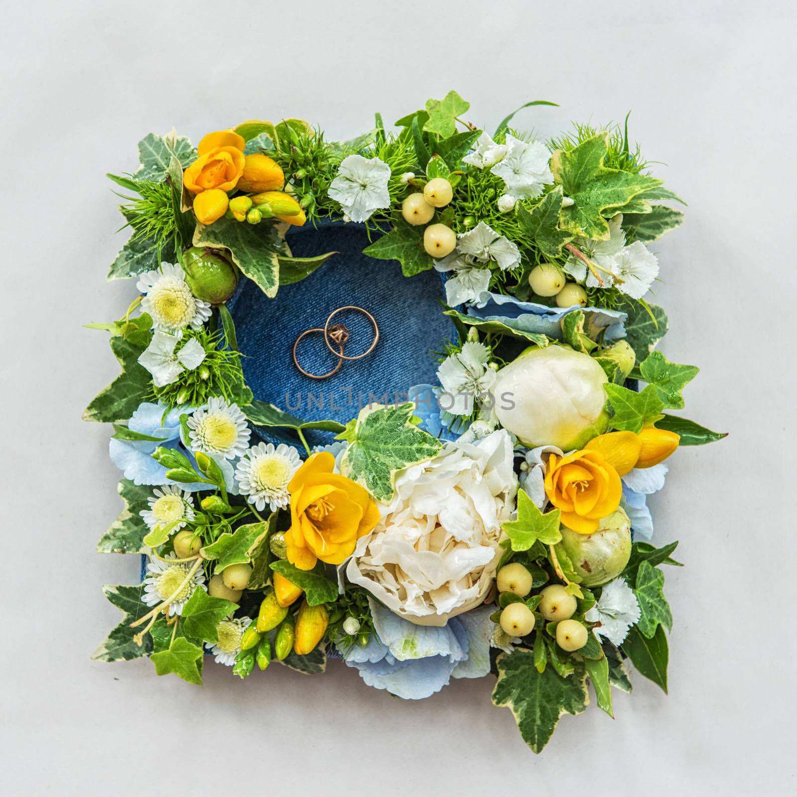 wedding flower composition and rings