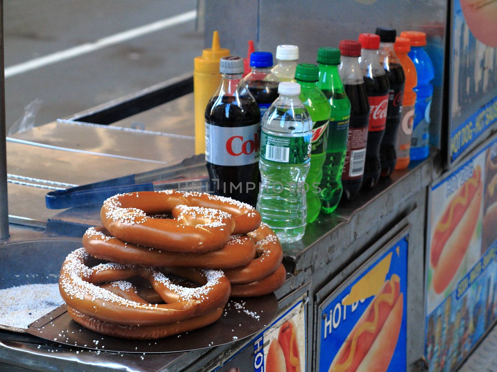 A Manhattan hot dog stand featuring salty pretzels.