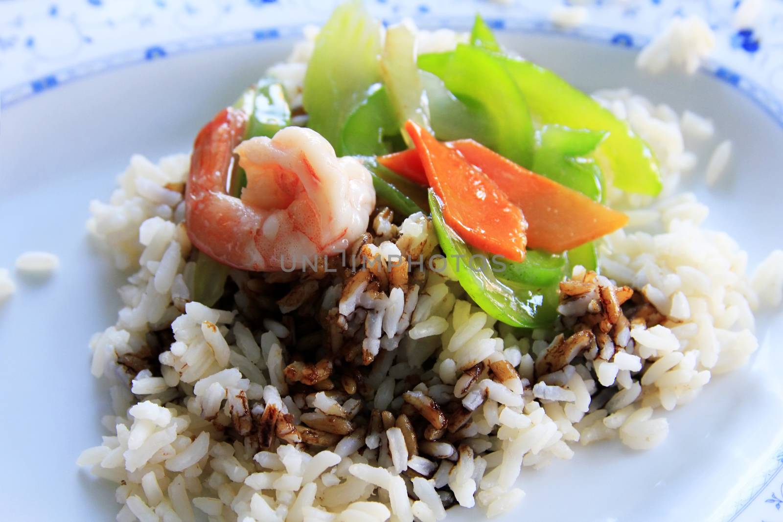 Cooked rice and prawns with souse