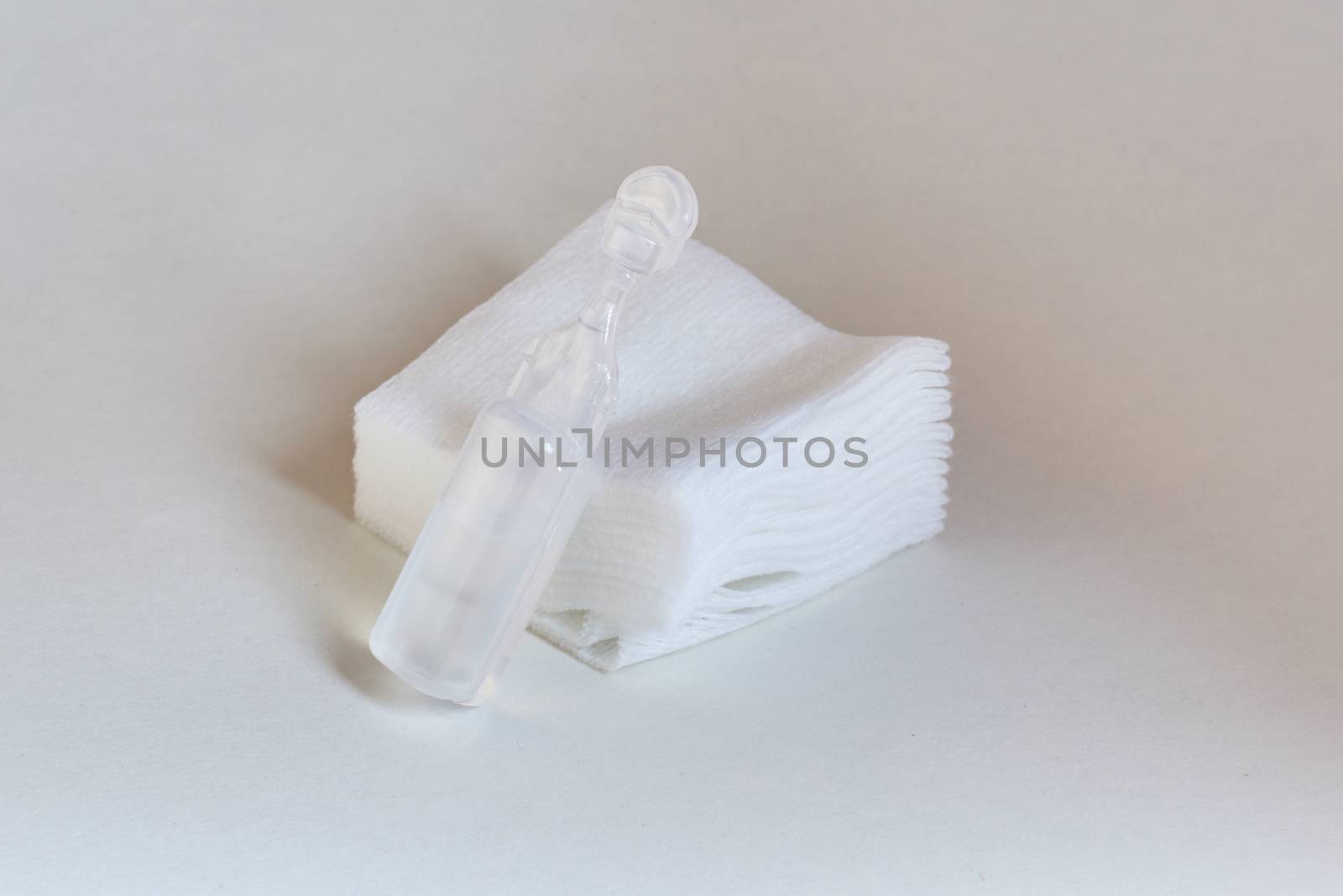 Single use eye drop container with sterile compresses.