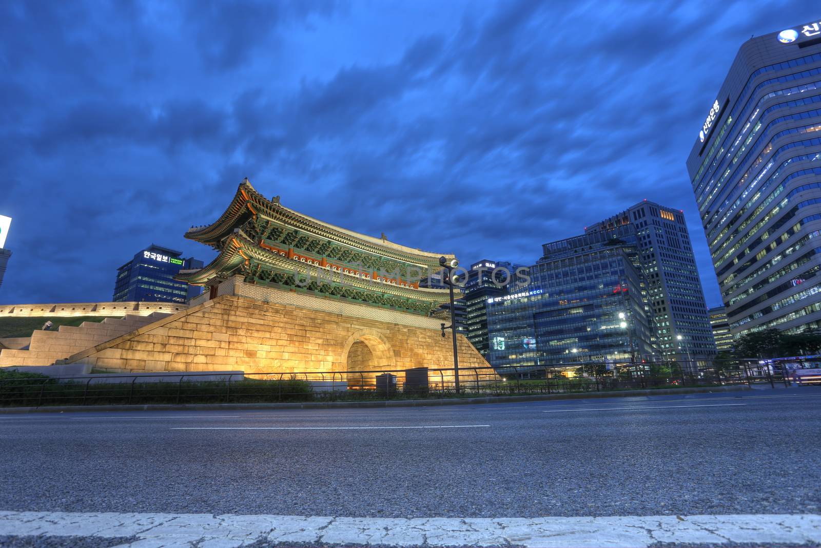 Gorgeous palace with a contrast of gorgeous skyline in Seoul, So by dacasdo