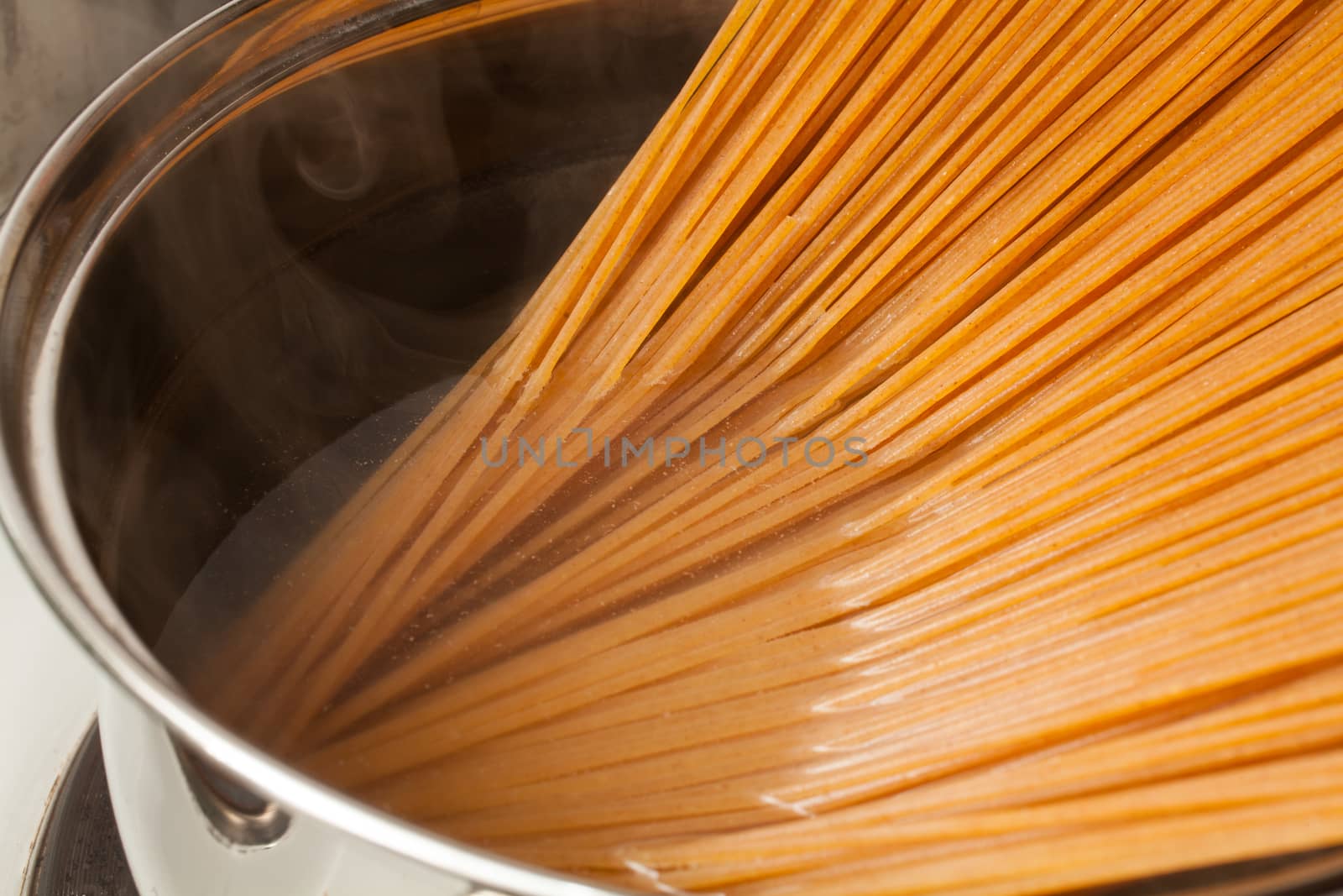 Wholemeal spaghetti into the casserole