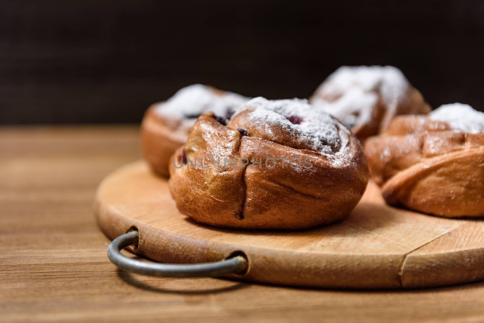 bun with currants by Andreua