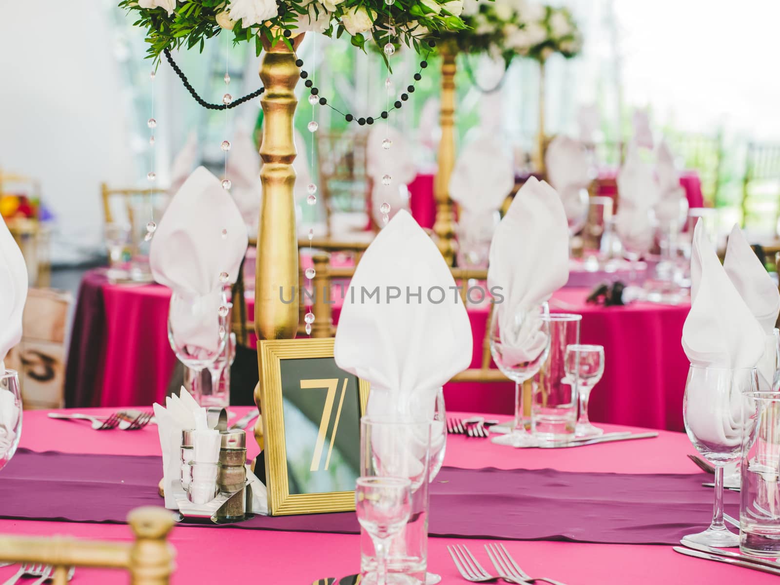 Wedding table with the sign number seven by fascinadora
