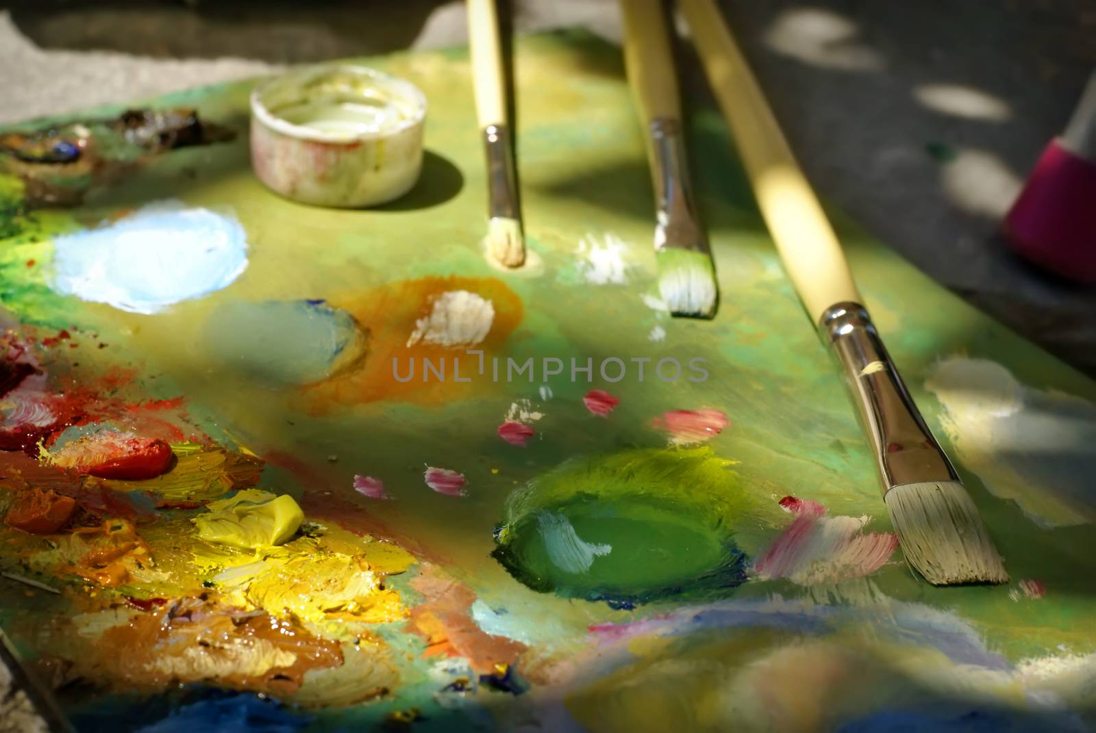 artist brush mix color oil painting on palette by mowgli