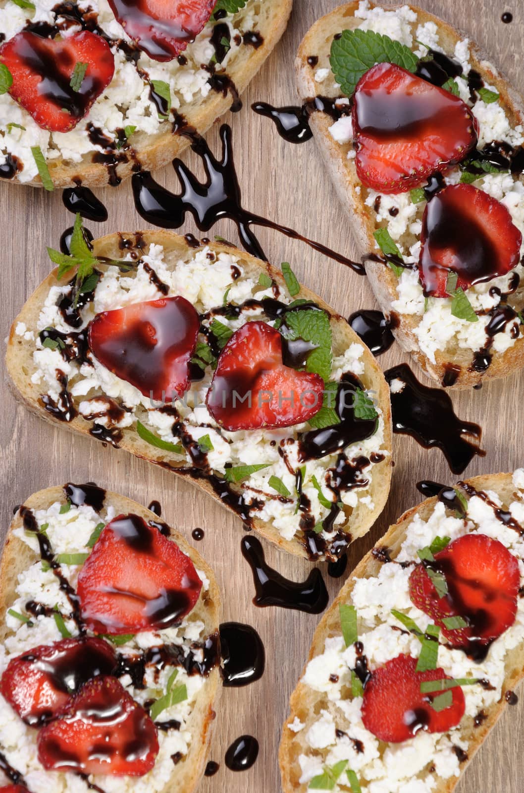 Sandwich  ricotta and mint with strawberry slices and chocolate topping