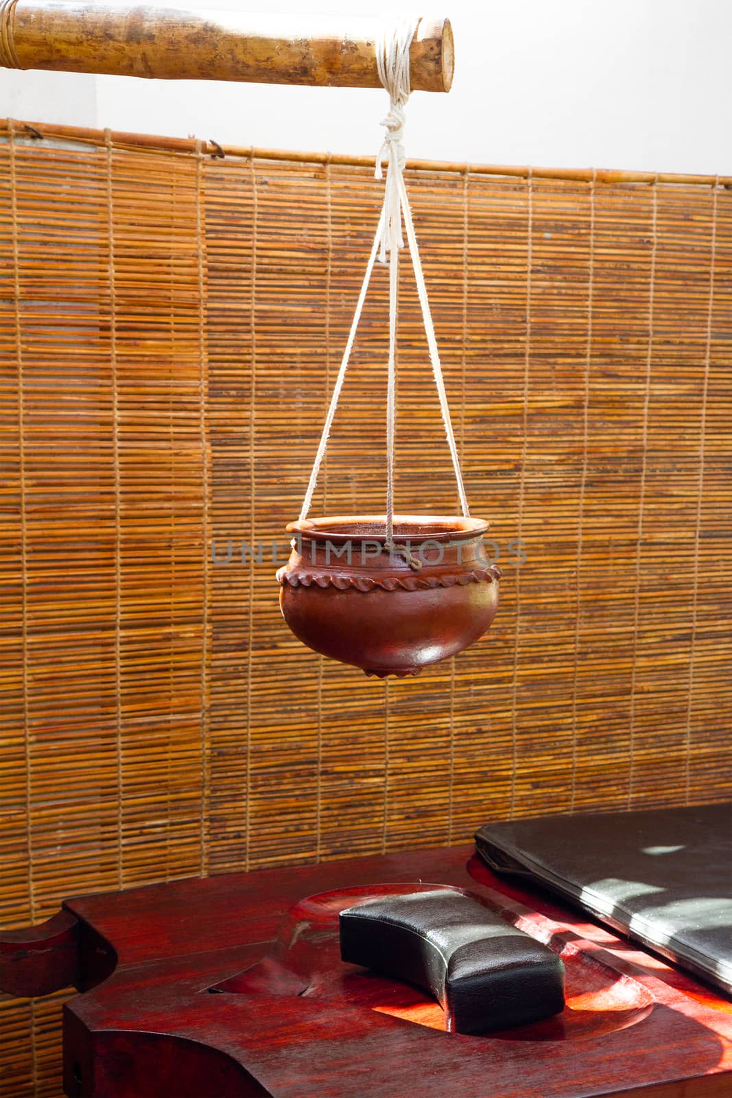 Bowl for oil and massage table for ayurvedic treatments (Kerala, India)