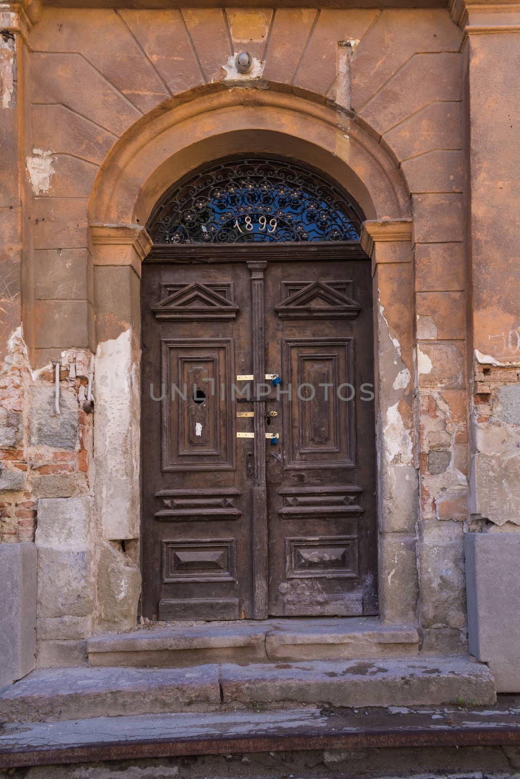 Old door, Banska Stiavnica, Slovakia by YassminPhoto