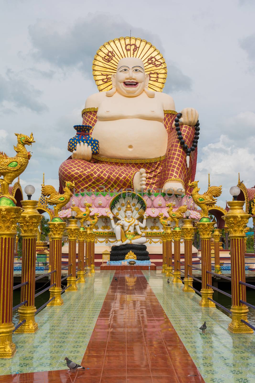 Statue at Big Buddha area by nicousnake