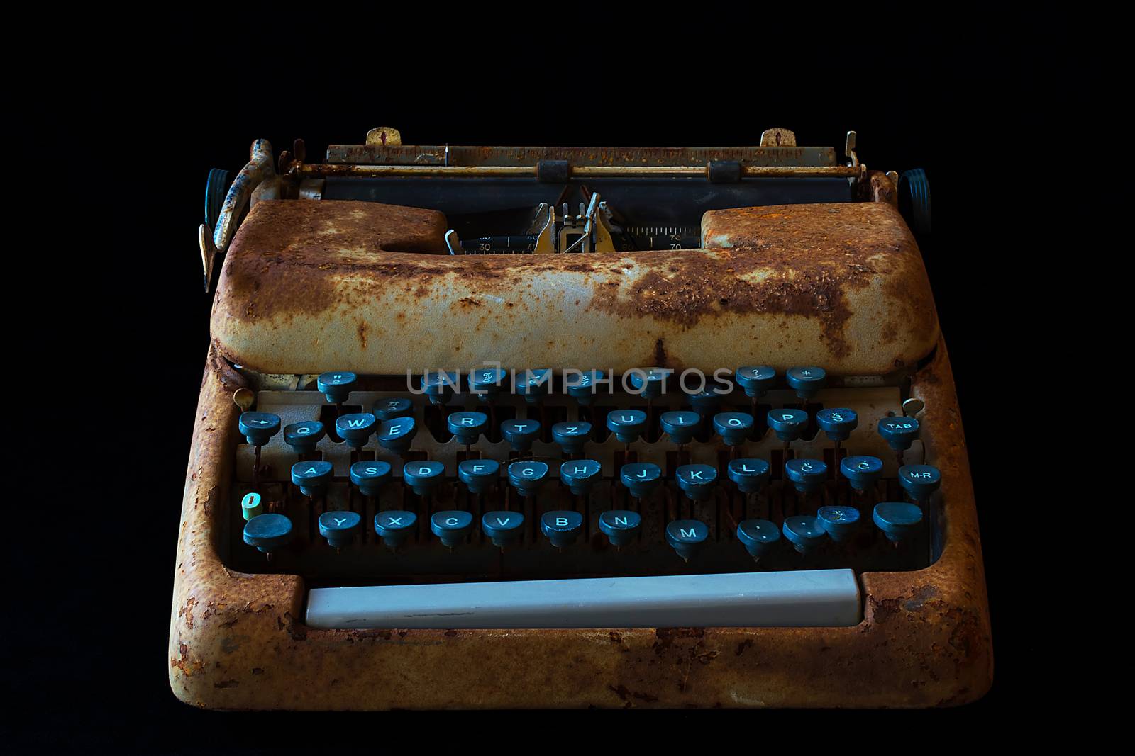 Typewriter, Waiting for Inspiration. Vintage Rusty Typewriter Ma by Victority